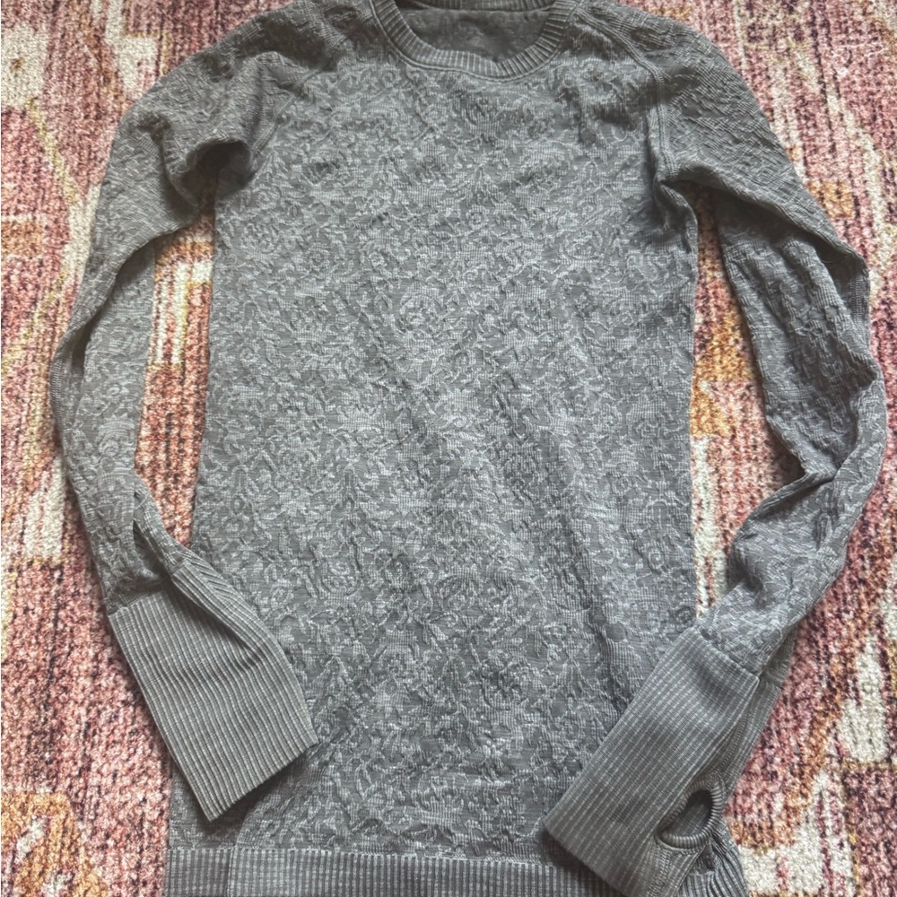 Lululemon long sleeve size 4
